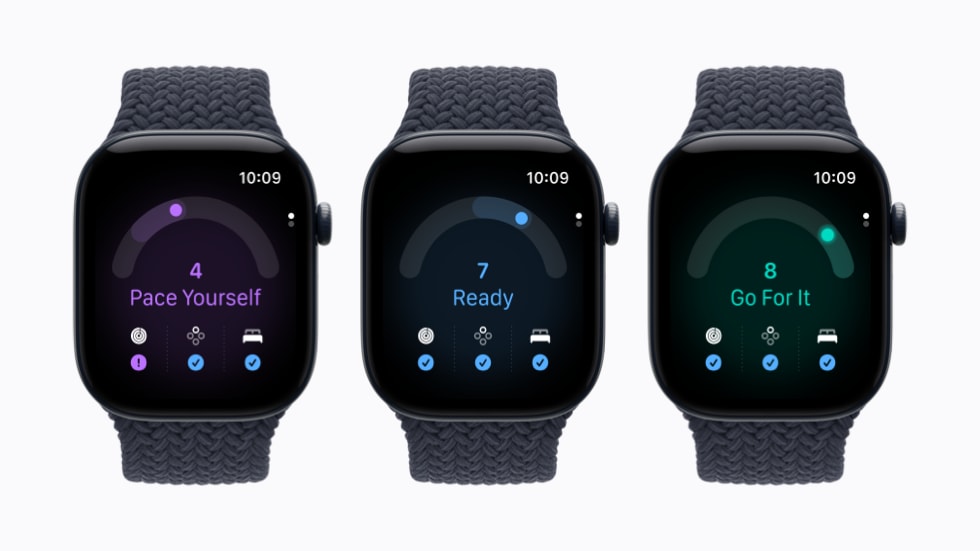 준비 상태 점수가 표시된 Apple Watch Series 12 세 대의 공식 이미지