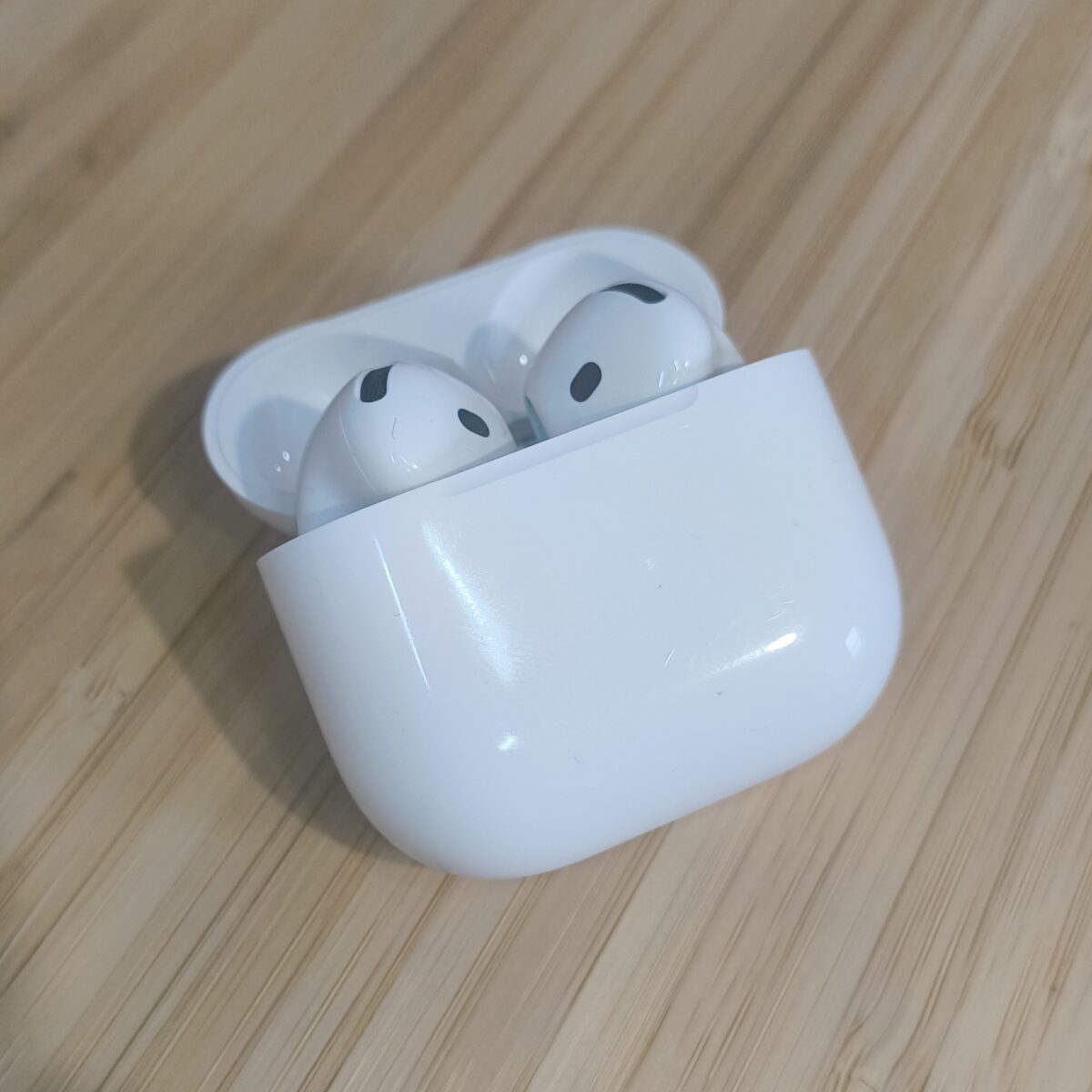 충전 케이스에 들어 있는 5세대 AirPods