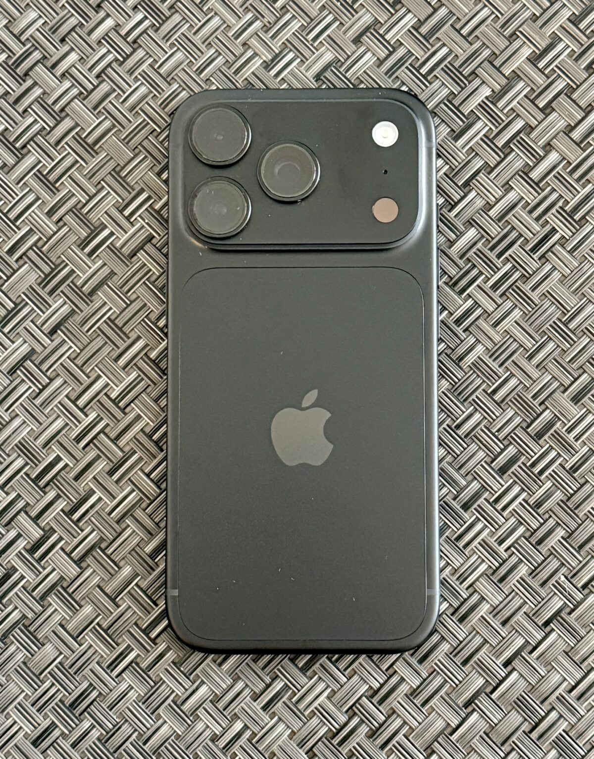 검은색 iPhone 18 Pro 후면과 카메라 모듈