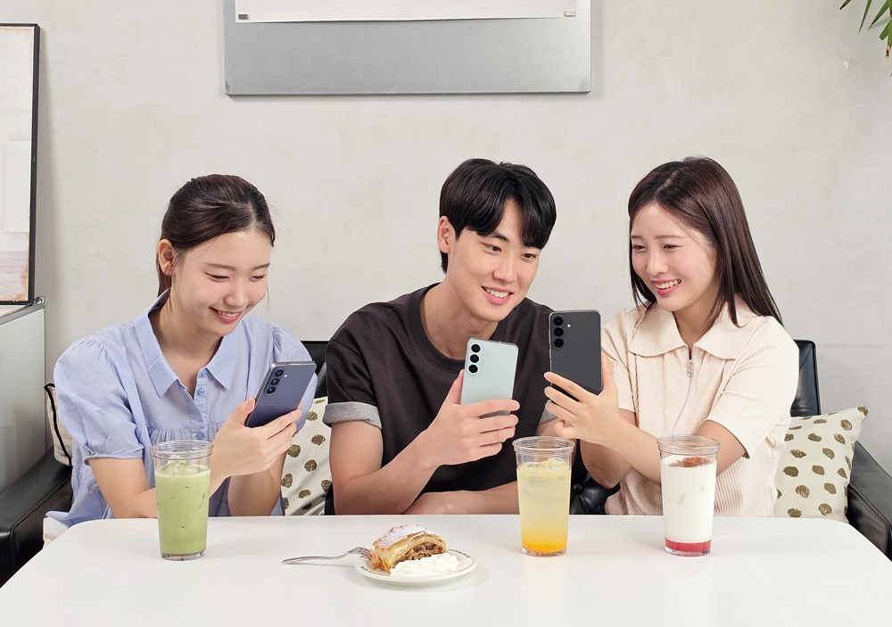 프리미엄 기능을 갖춘 갤럭시 S26 FE를 소개하는 삼성전자 모델